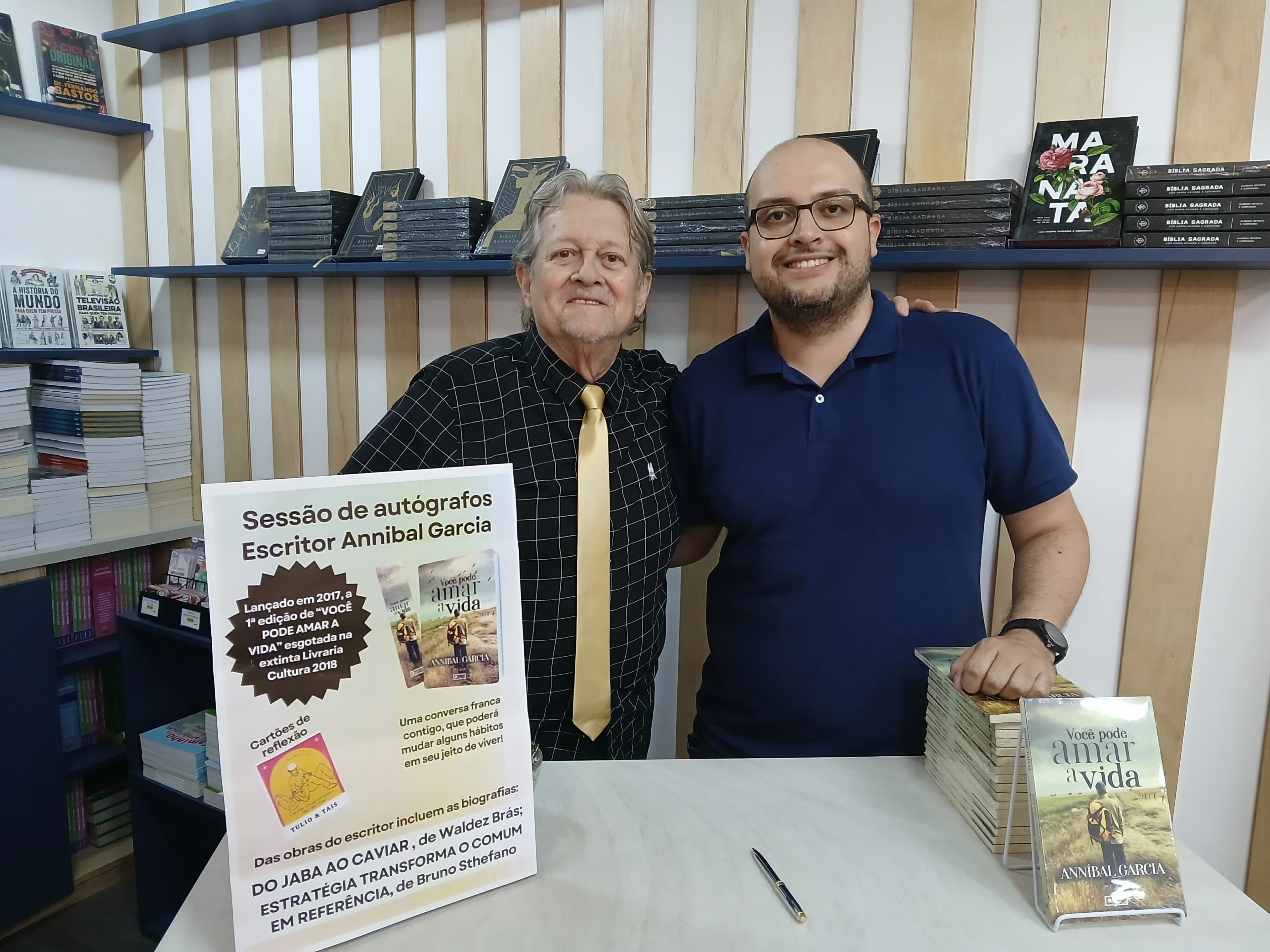 Leitor com o livro Você Pode Amar a Vida de Annibal Garcia - Registro 7