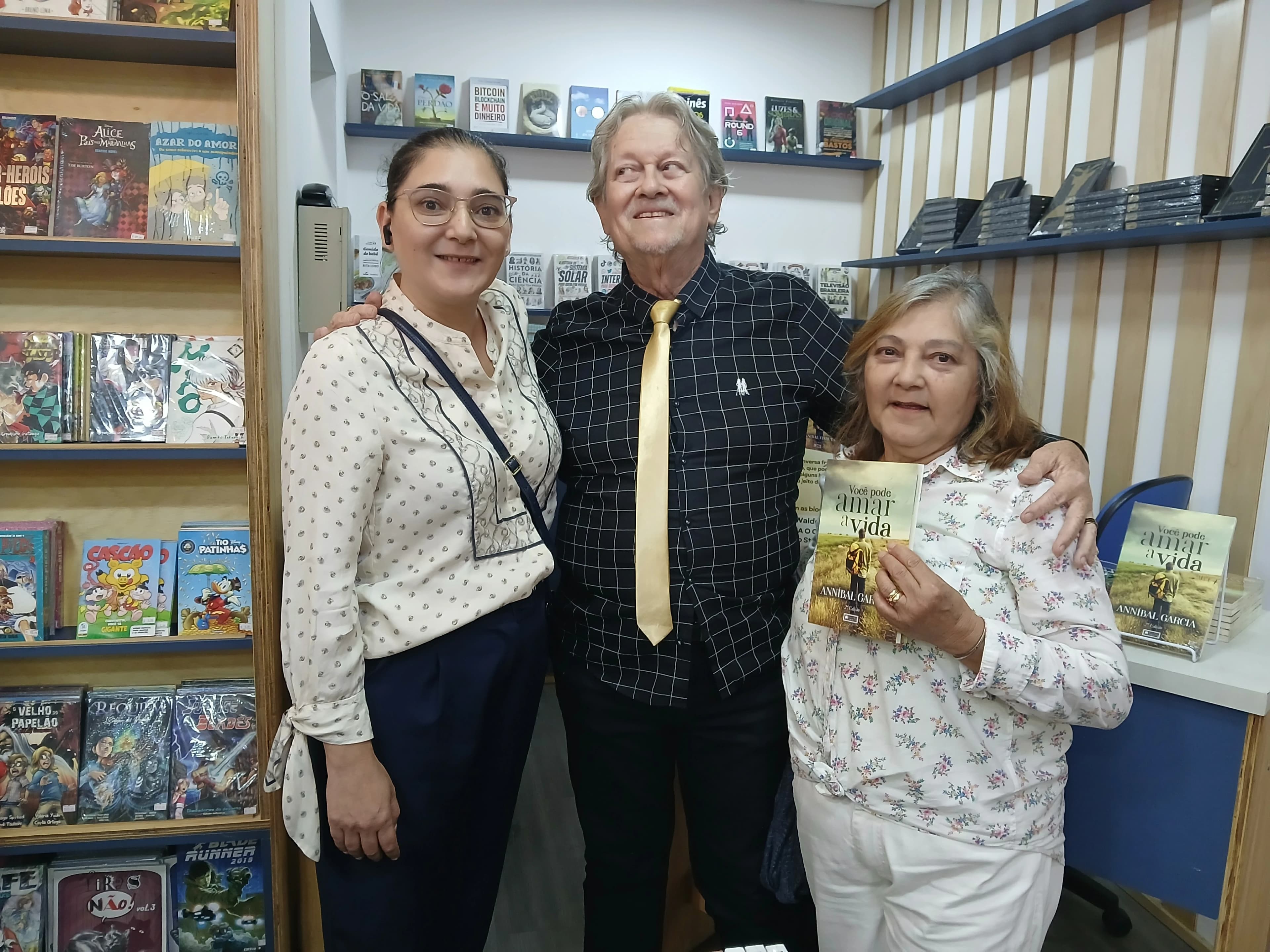 Leitor com o livro Você Pode Amar a Vida de Annibal Garcia - Registro 10