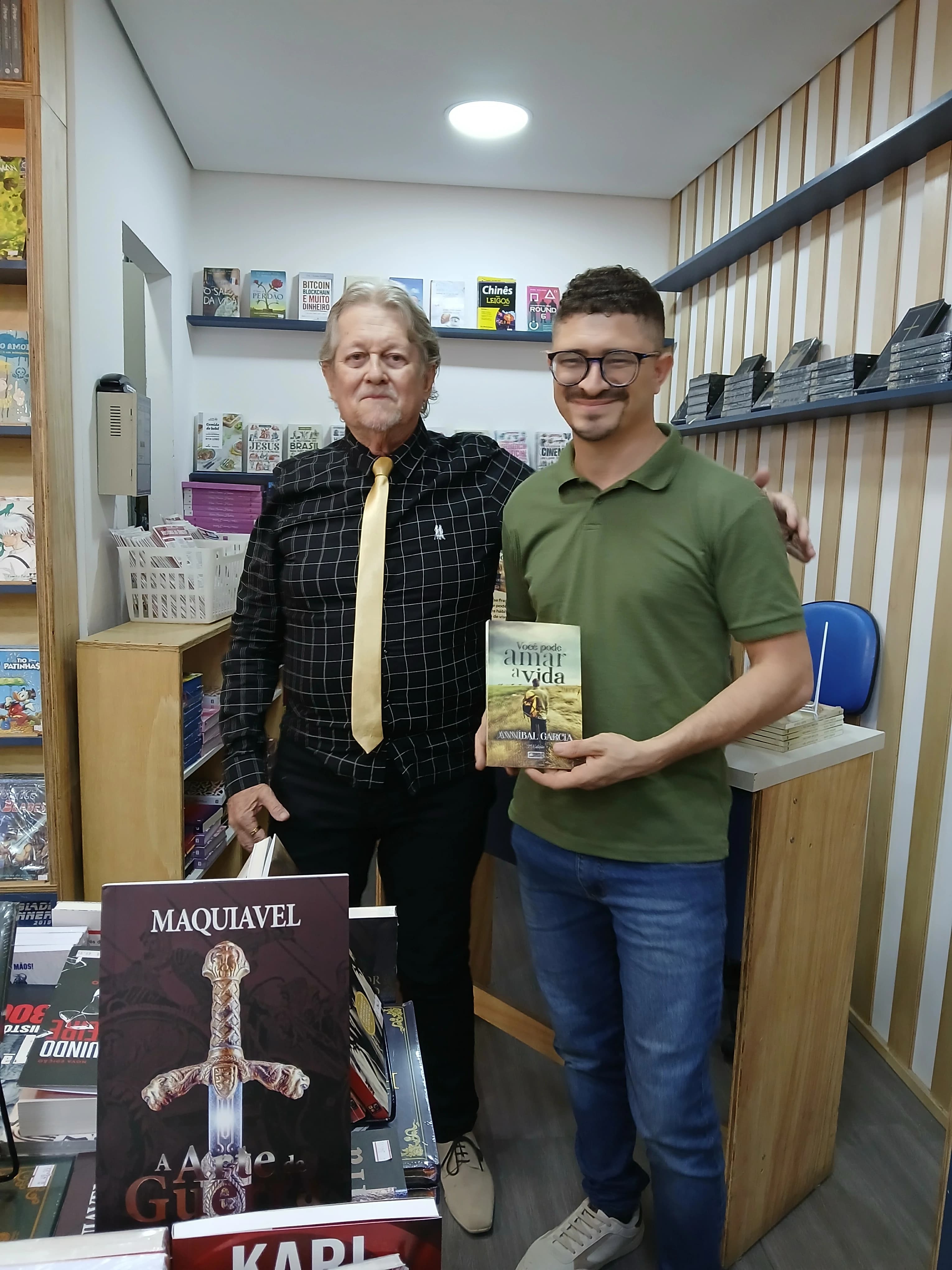 Leitor com o livro Você Pode Amar a Vida de Annibal Garcia - Registro 11