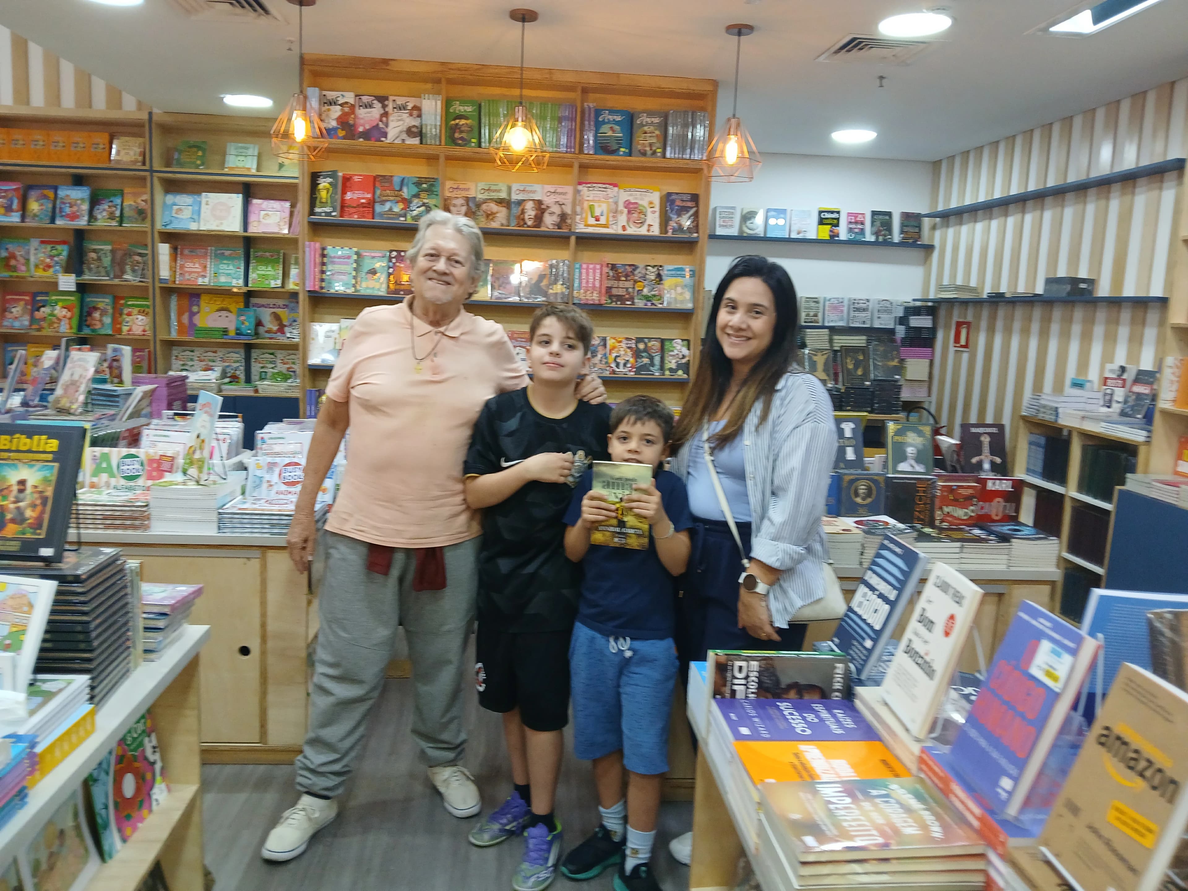Leitor com o livro Você Pode Amar a Vida de Annibal Garcia - Registro 13