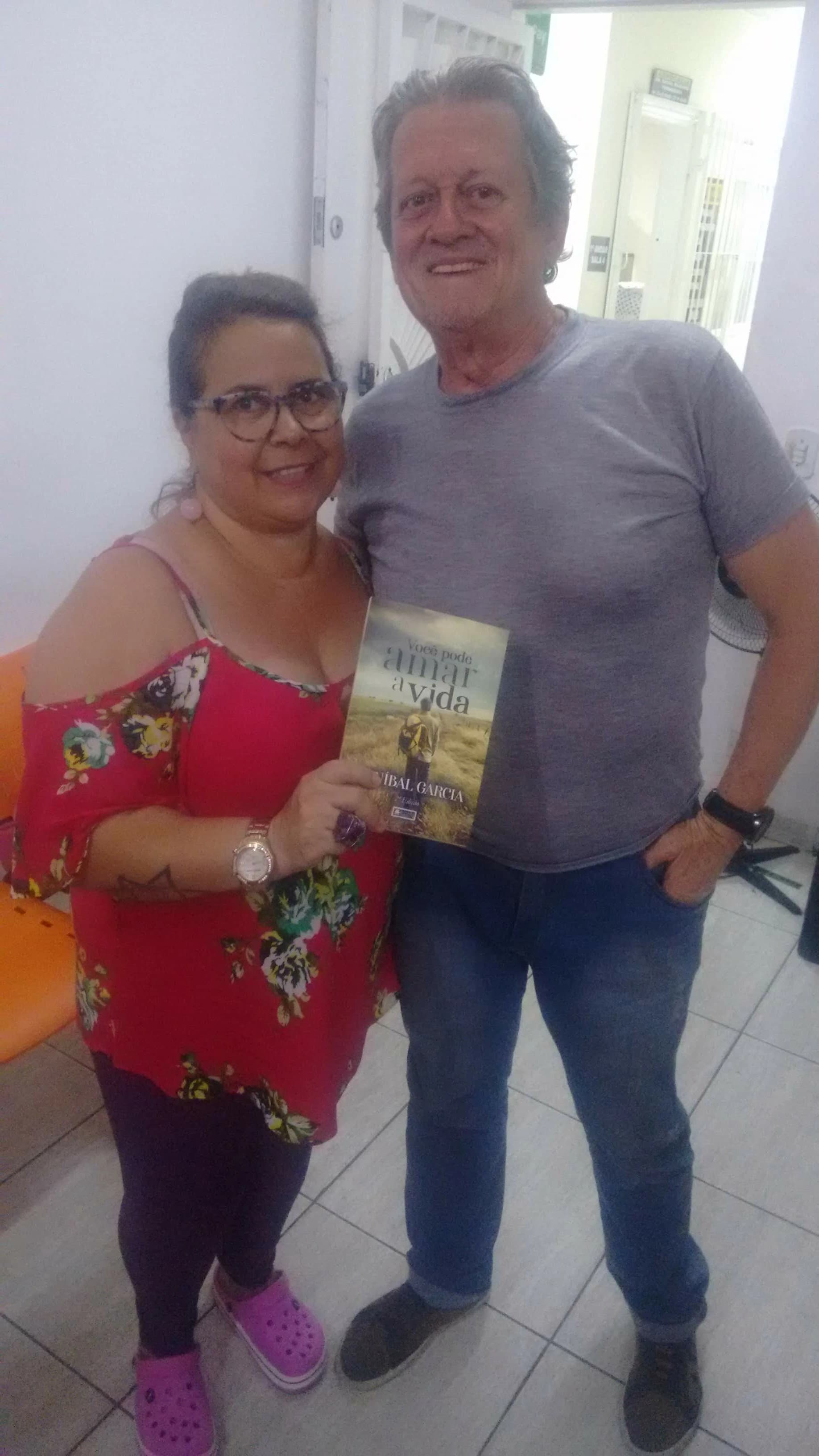 Leitor com o livro Você Pode Amar a Vida de Annibal Garcia - Registro 16