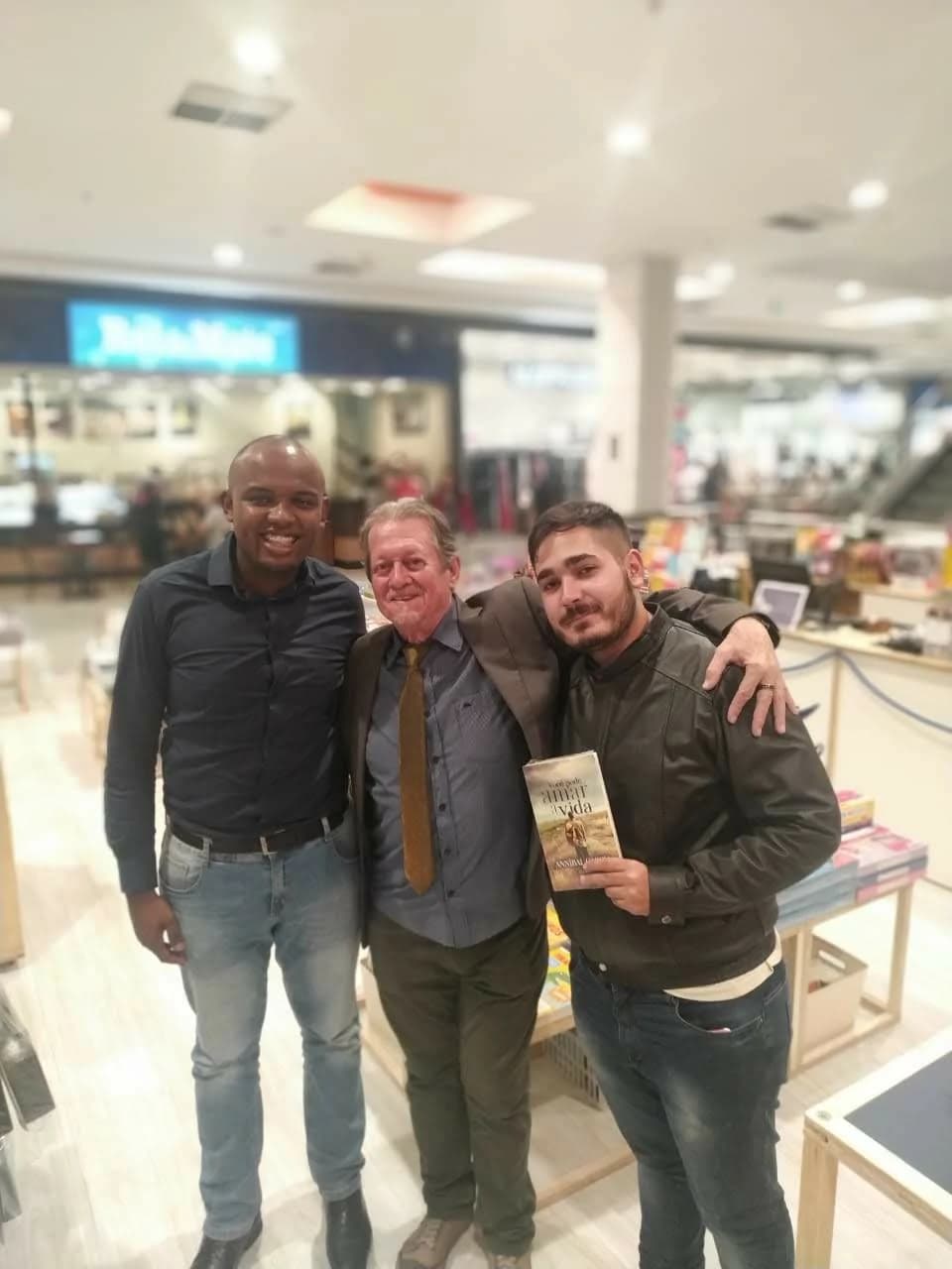 Leitor com o livro Você Pode Amar a Vida de Annibal Garcia - Registro 35