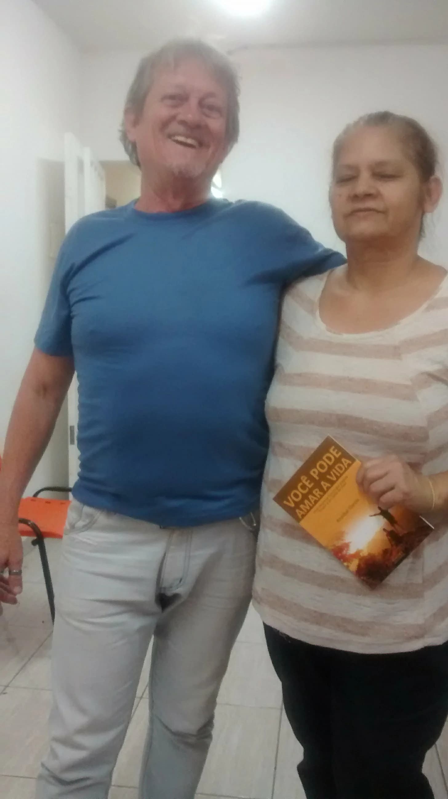 Leitor com o livro Você Pode Amar a Vida de Annibal Garcia - Registro 45