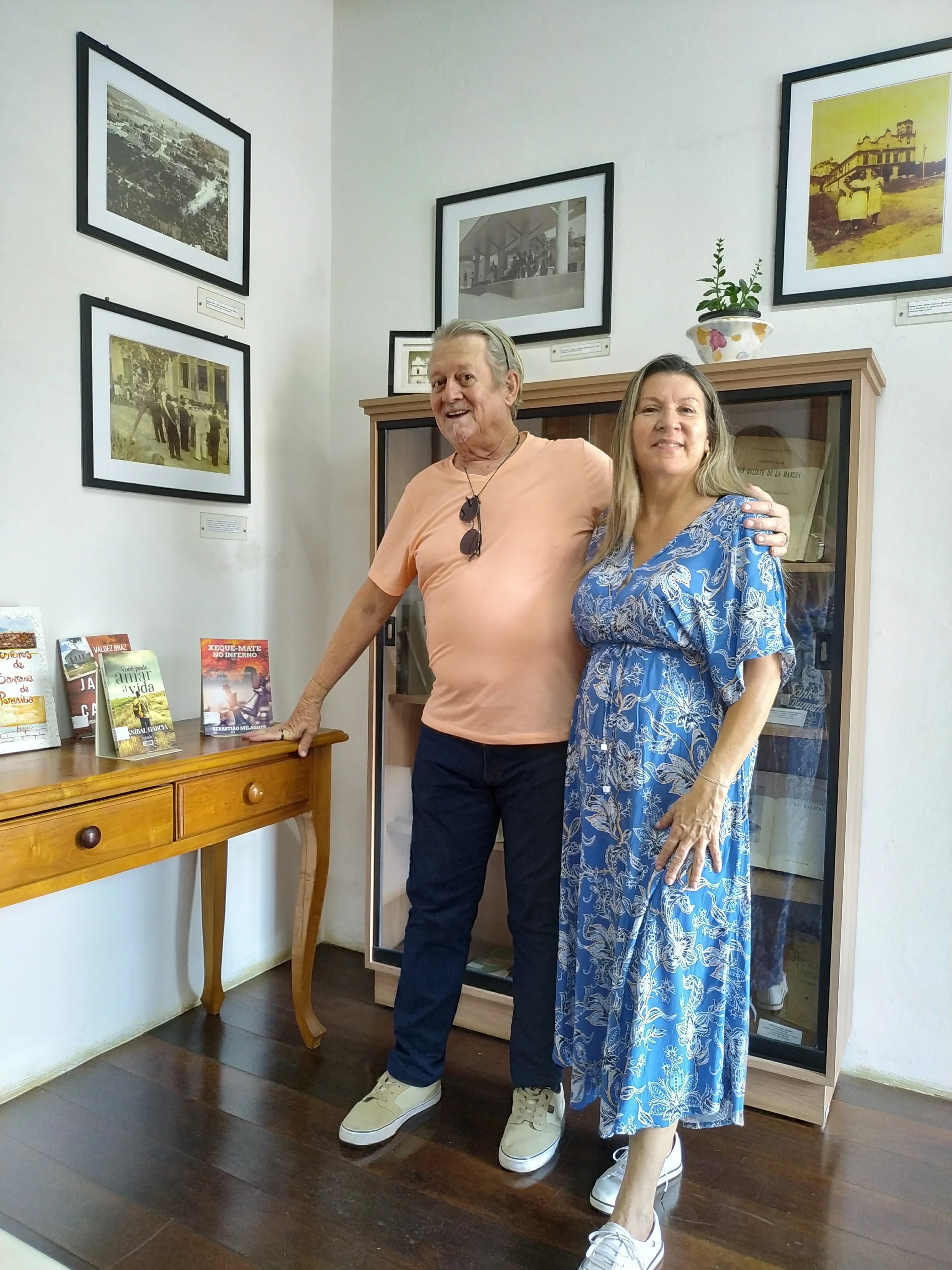 Leitor com o livro Você Pode Amar a Vida de Annibal Garcia - Registro 51