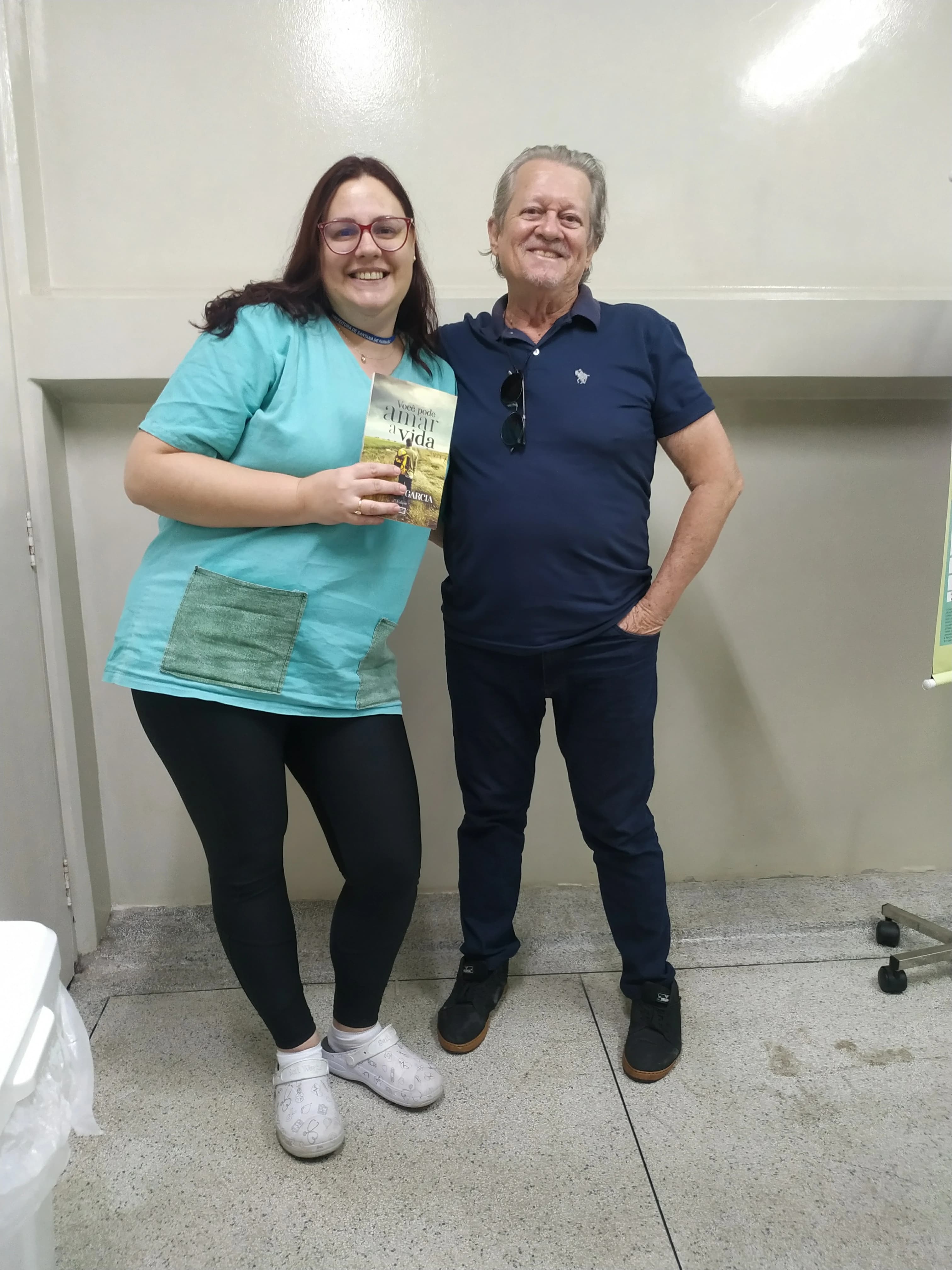 Leitor com o livro Você Pode Amar a Vida de Annibal Garcia - Registro 52