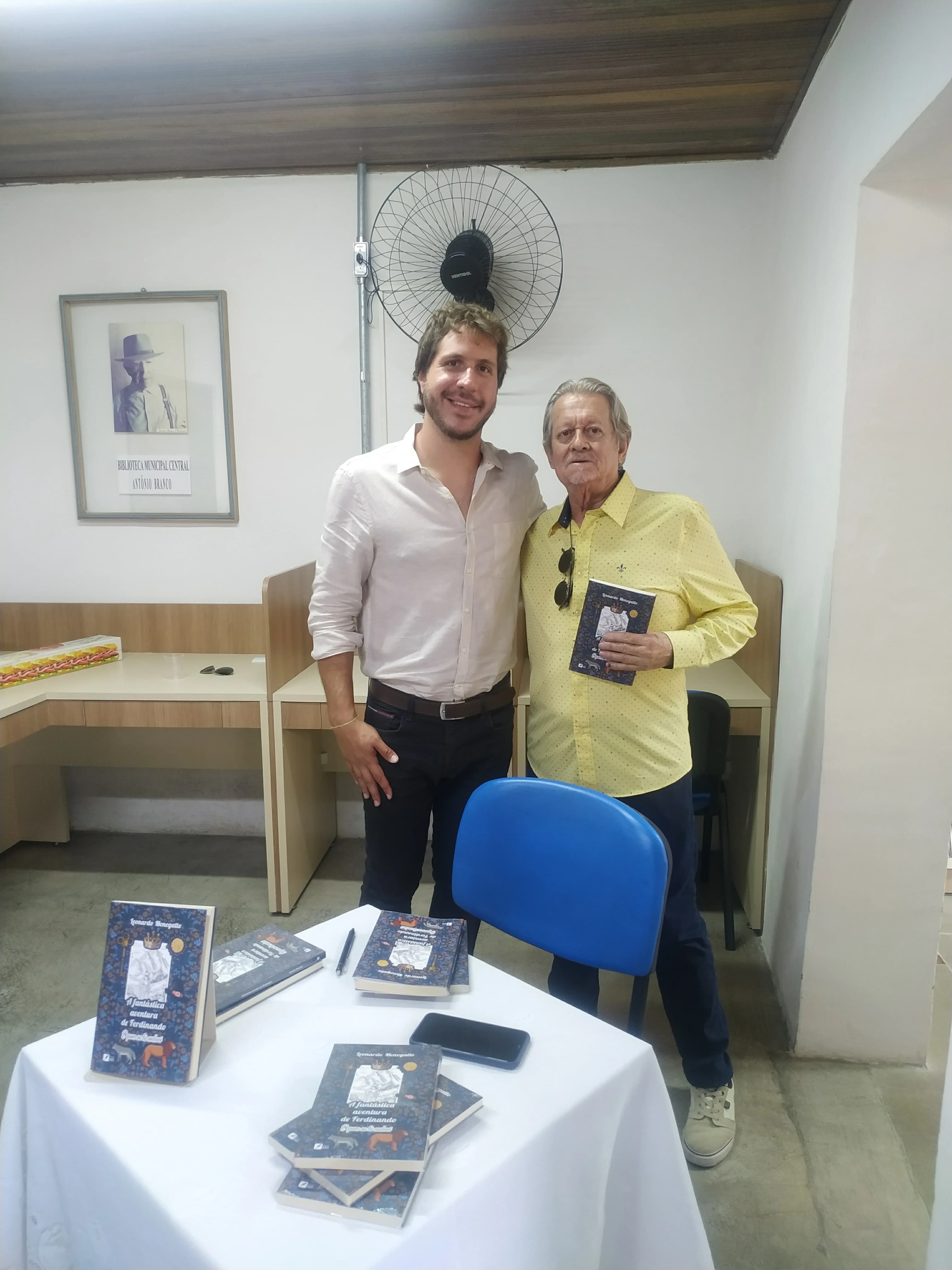 Leitor com o livro Você Pode Amar a Vida de Annibal Garcia - Registro 53
