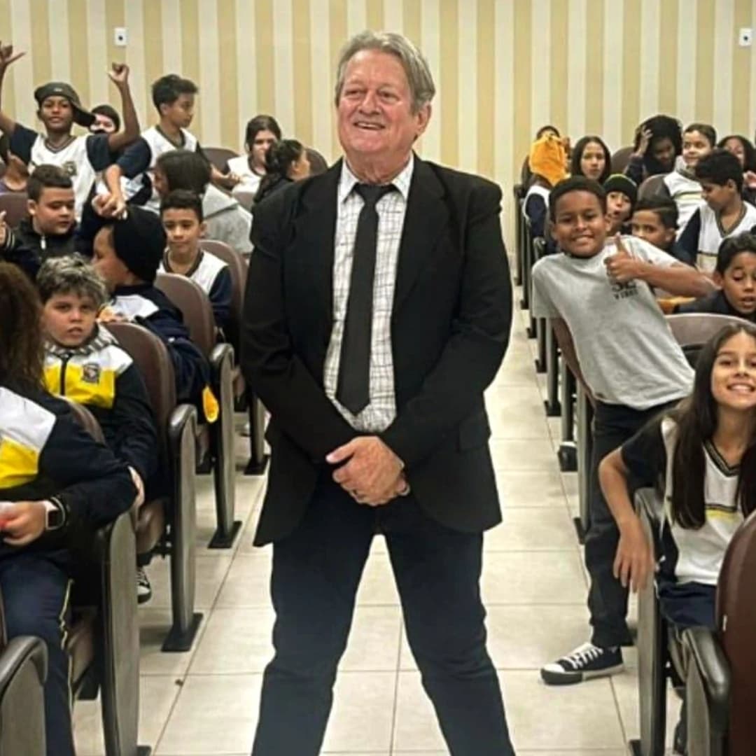 Leitor com o livro Você Pode Amar a Vida de Annibal Garcia - Registro 55