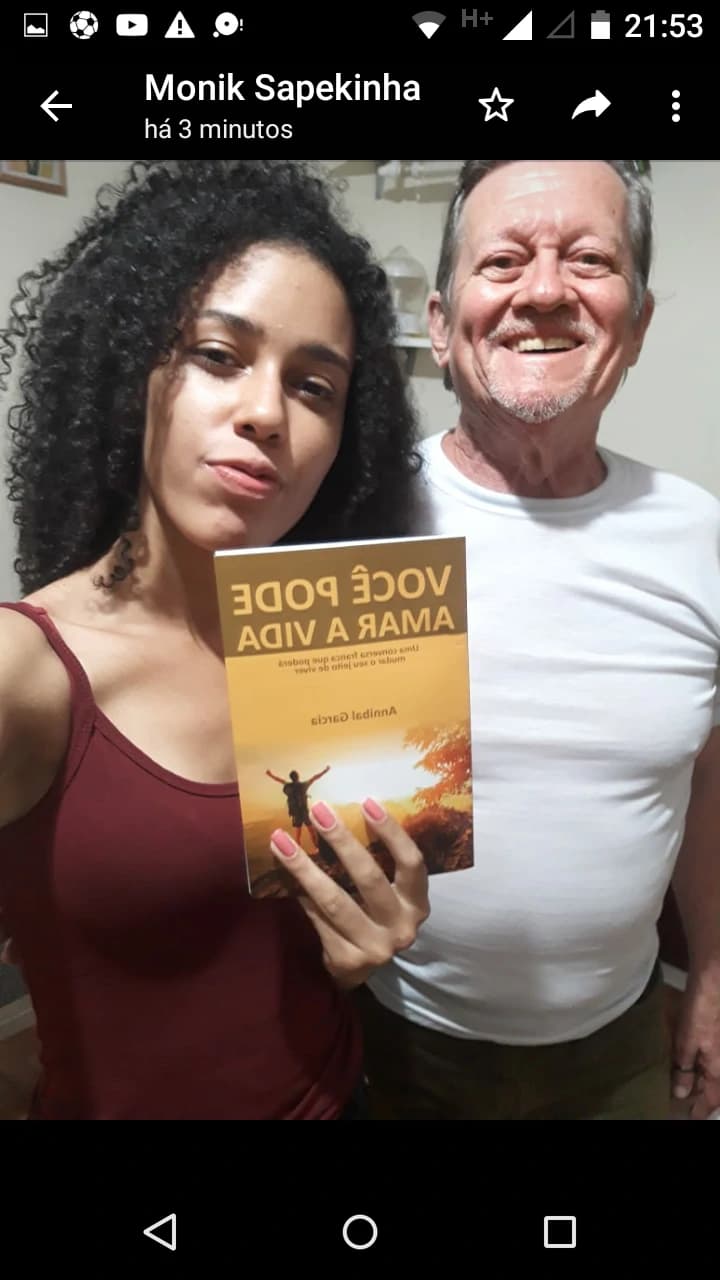 Leitor com o livro Você Pode Amar a Vida de Annibal Garcia - Registro 57