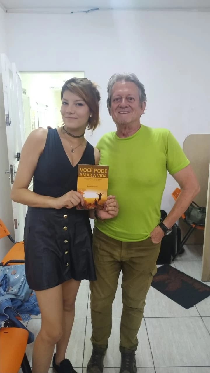 Leitor com o livro Você Pode Amar a Vida de Annibal Garcia - Registro 60