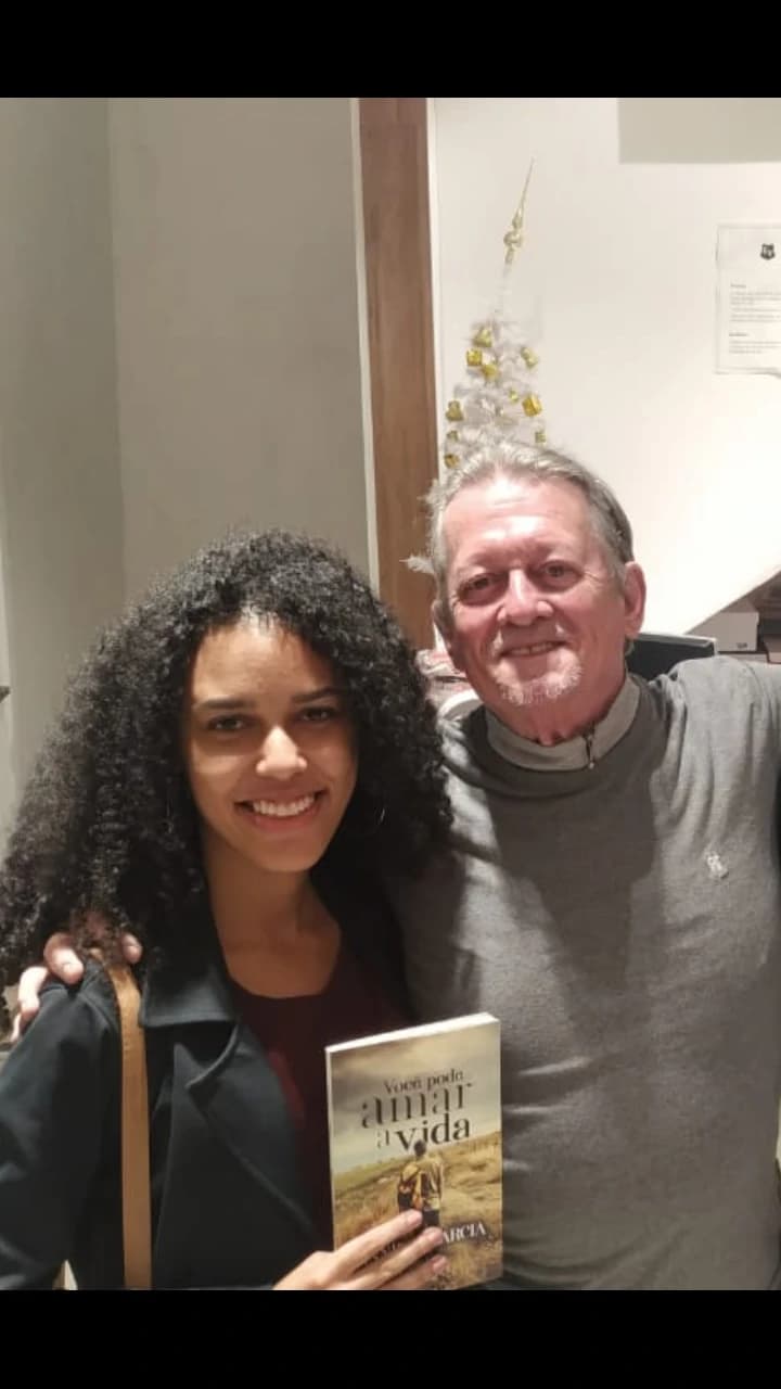 Leitor com o livro Você Pode Amar a Vida de Annibal Garcia - Registro 61