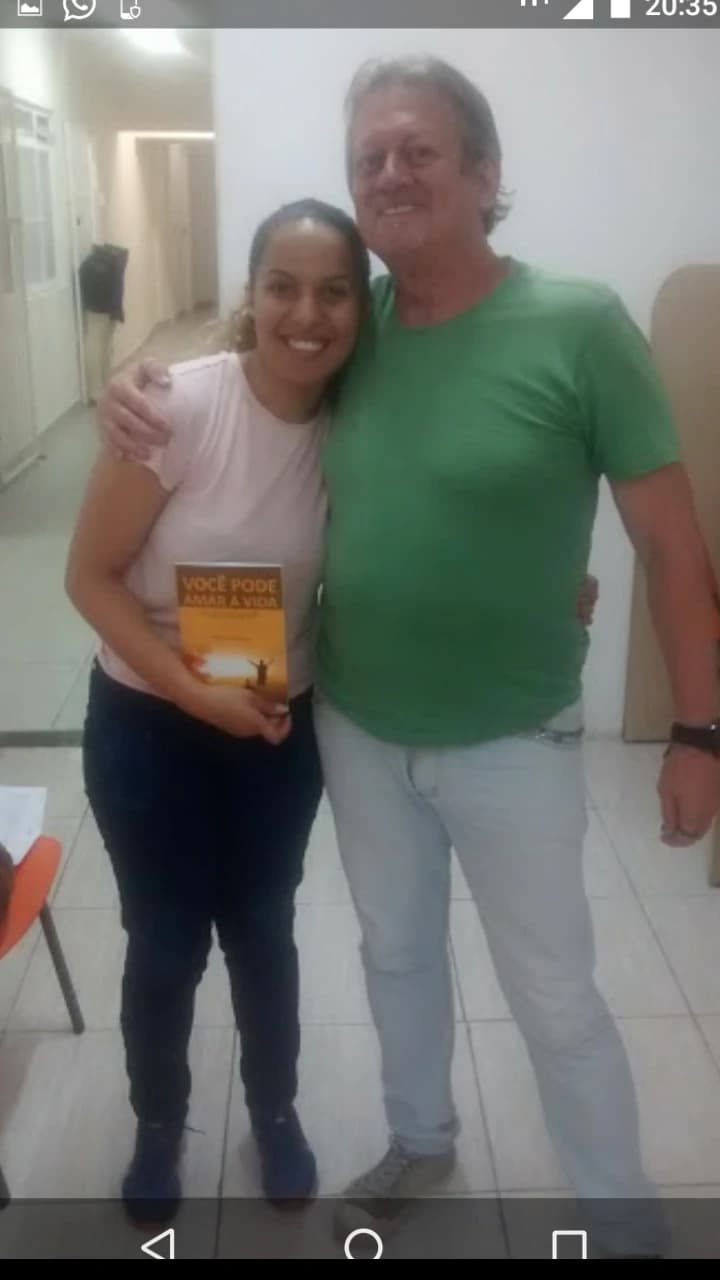 Leitor com o livro Você Pode Amar a Vida de Annibal Garcia - Registro 64