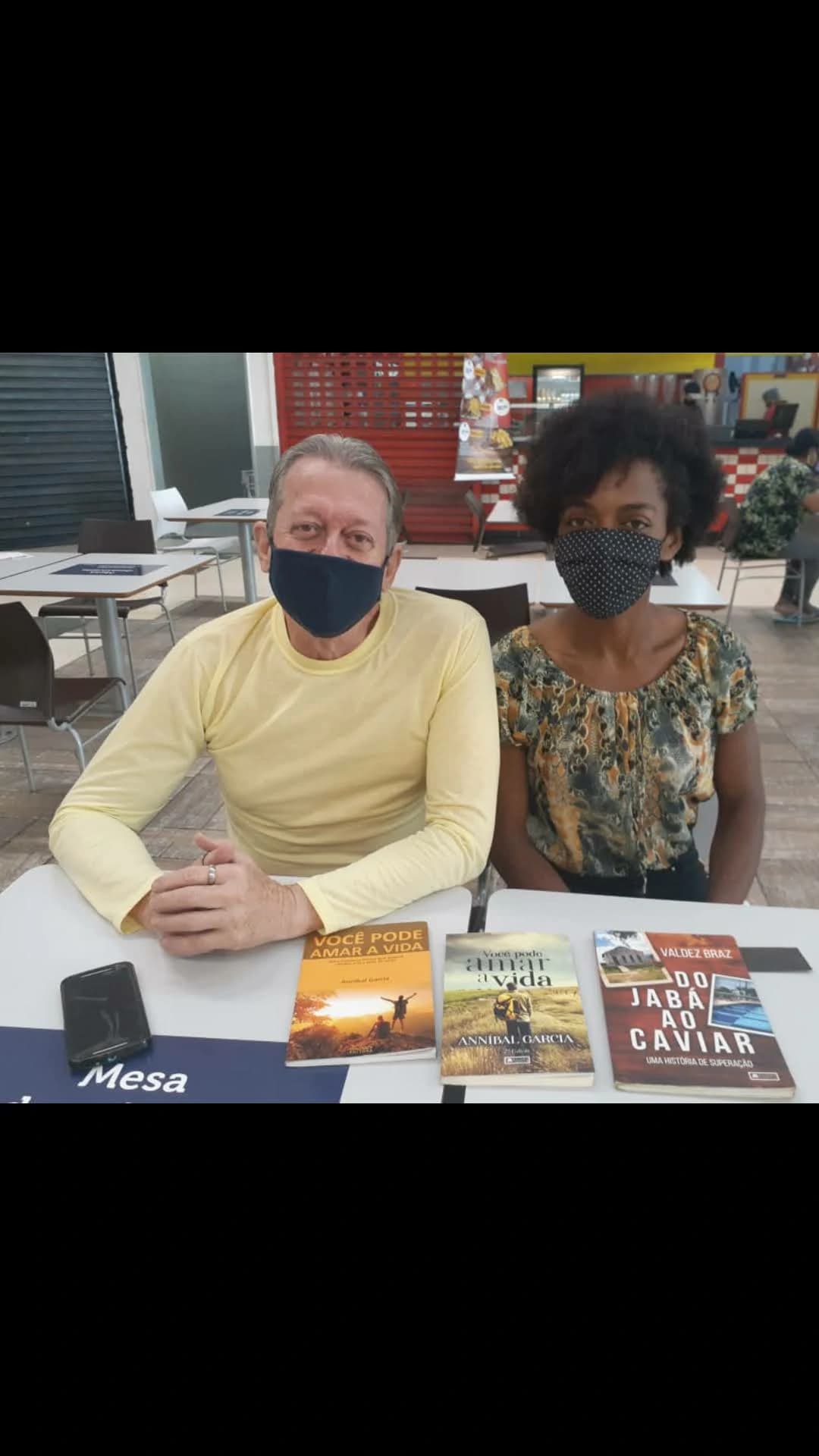 Leitor com o livro Você Pode Amar a Vida de Annibal Garcia - Registro 65