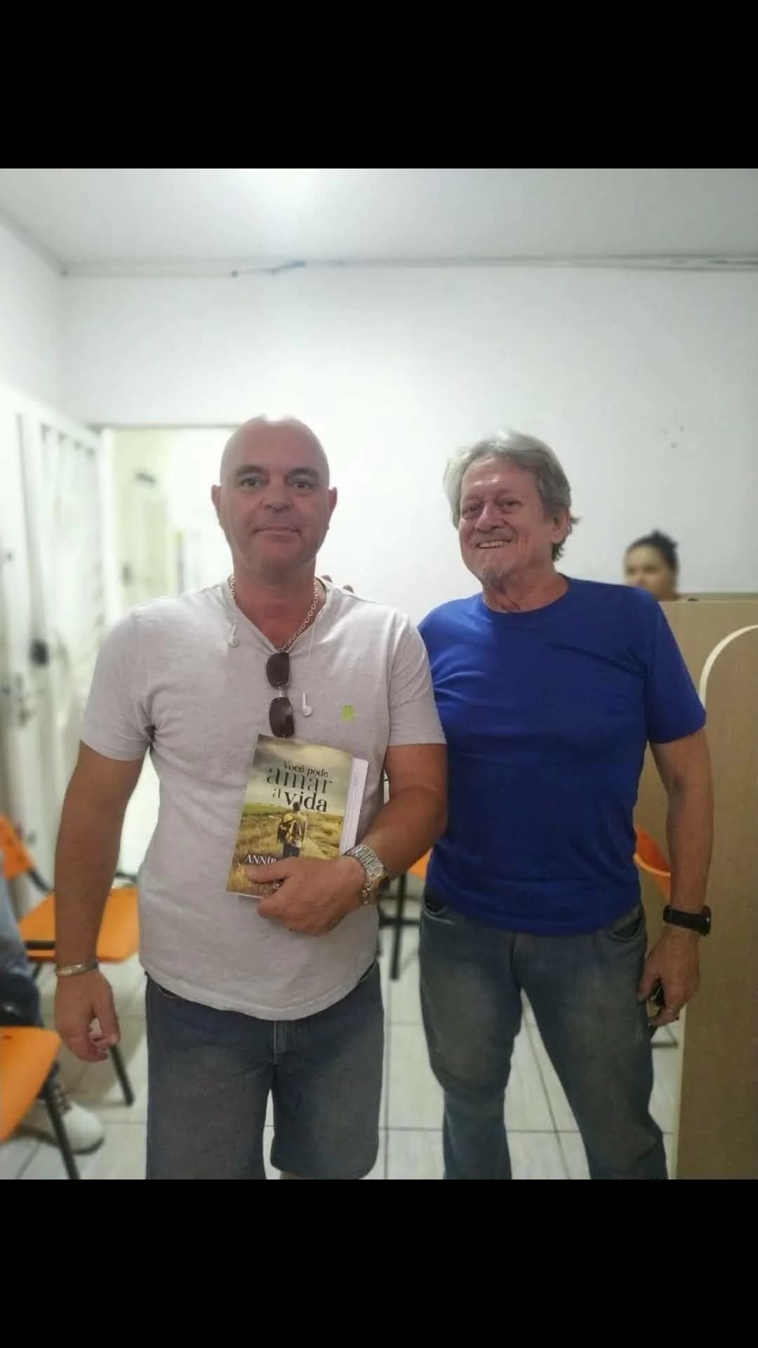 Leitor com o livro Você Pode Amar a Vida de Annibal Garcia - Registro 67