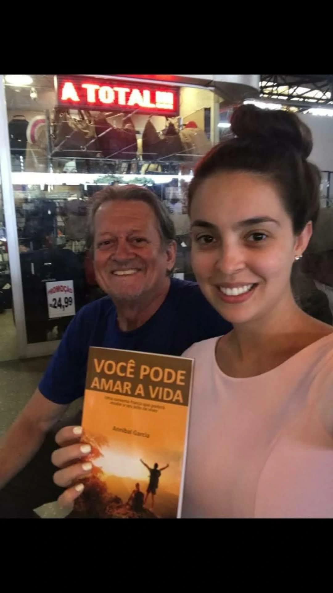 Leitor com o livro Você Pode Amar a Vida de Annibal Garcia - Registro 68