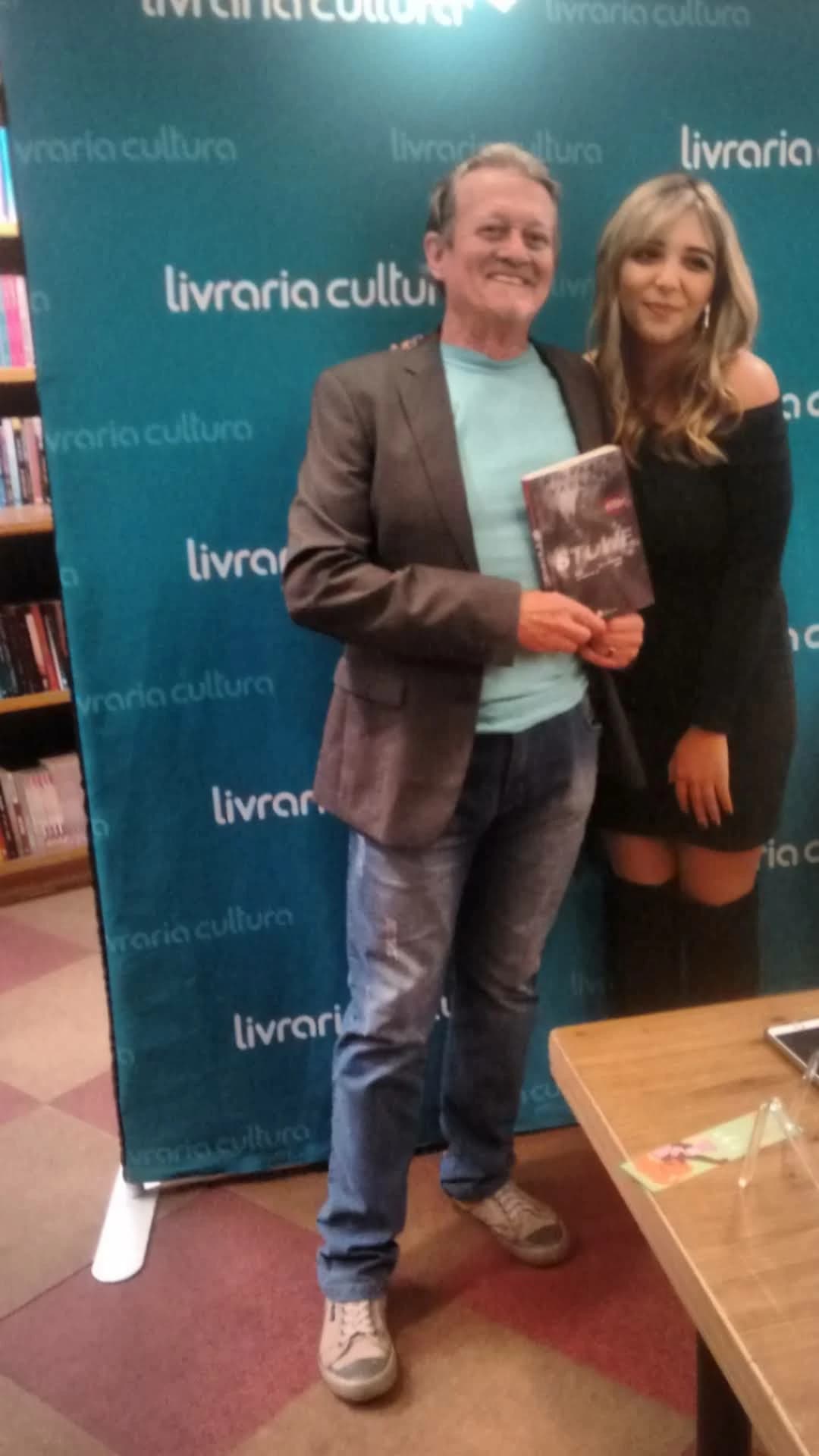 Leitor com o livro Você Pode Amar a Vida de Annibal Garcia - Registro 69