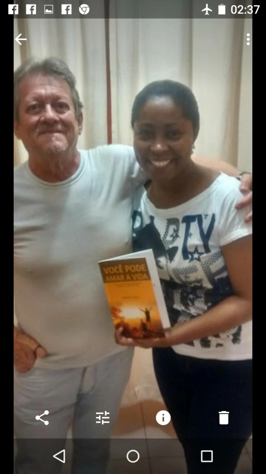Leitor com o livro Você Pode Amar a Vida de Annibal Garcia - Registro 73