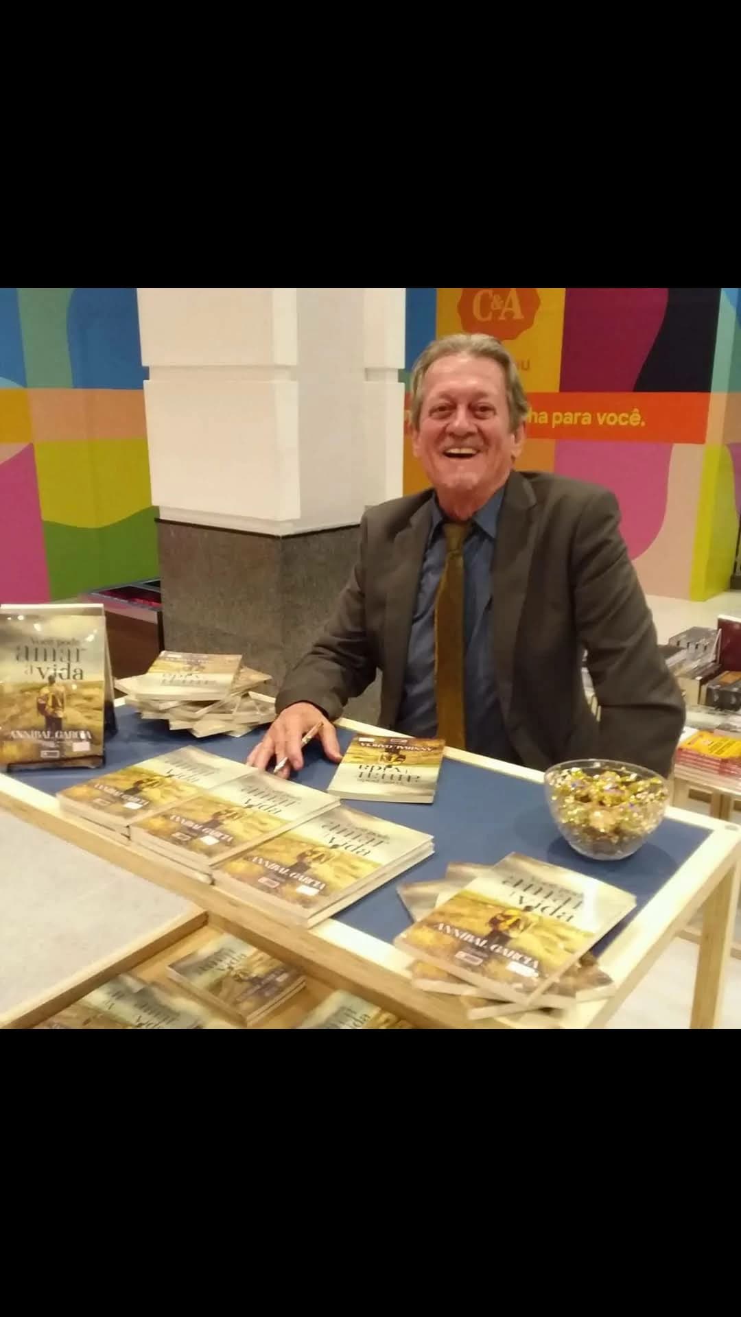 Leitor com o livro Você Pode Amar a Vida de Annibal Garcia - Registro 77