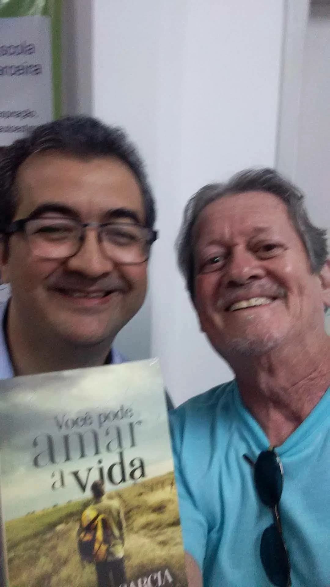 Leitor com o livro Você Pode Amar a Vida de Annibal Garcia - Registro 78