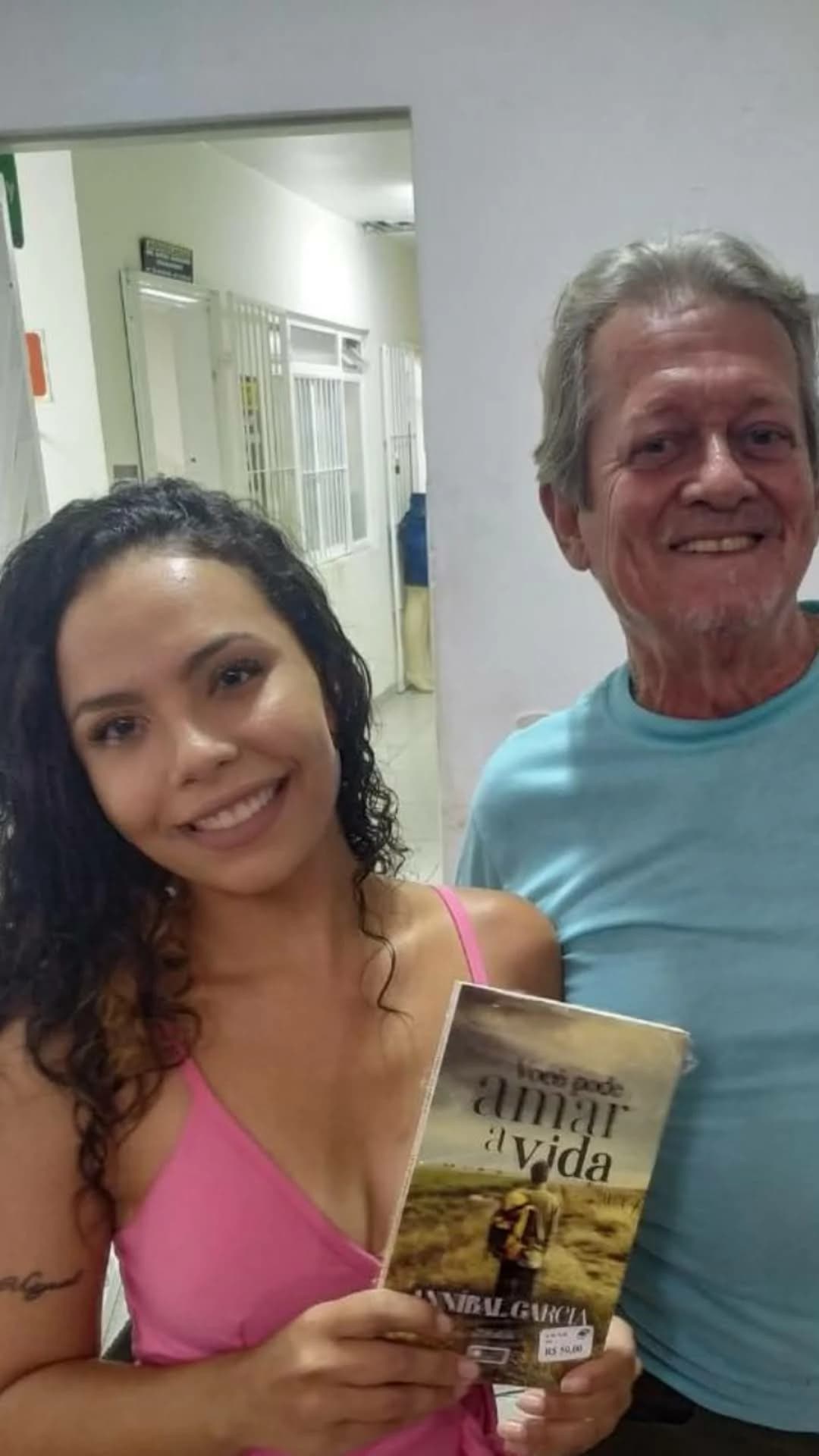 Leitor com o livro Você Pode Amar a Vida de Annibal Garcia - Registro 79