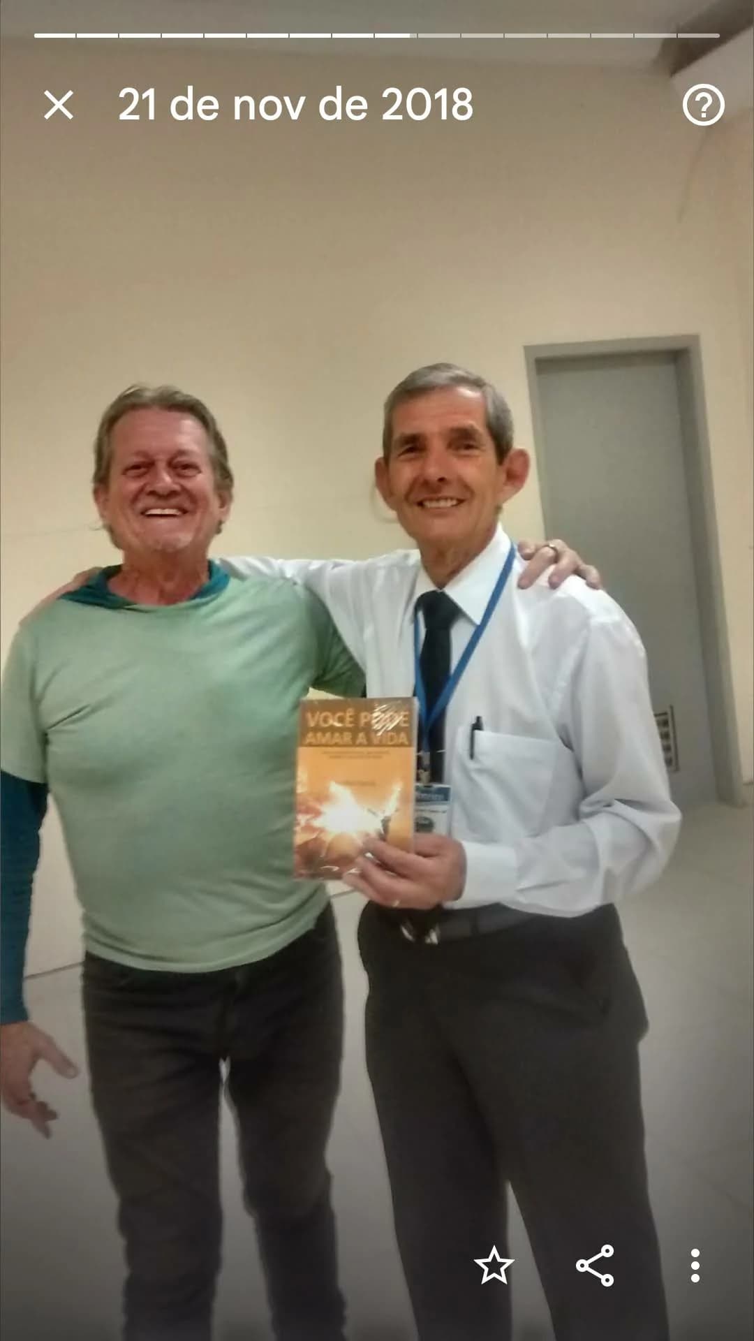 Leitor com o livro Você Pode Amar a Vida de Annibal Garcia - Registro 81