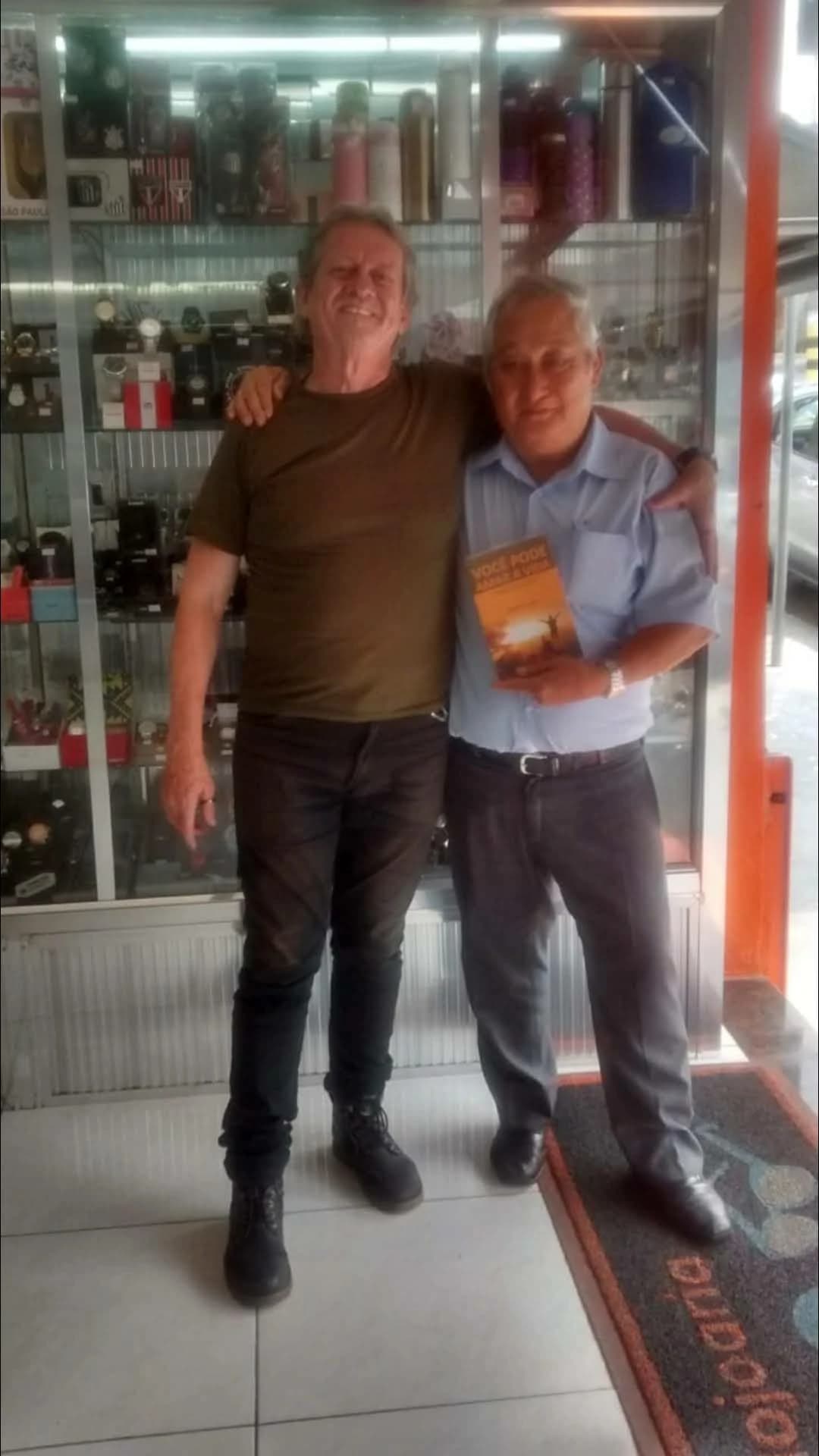Leitor com o livro Você Pode Amar a Vida de Annibal Garcia - Registro 82