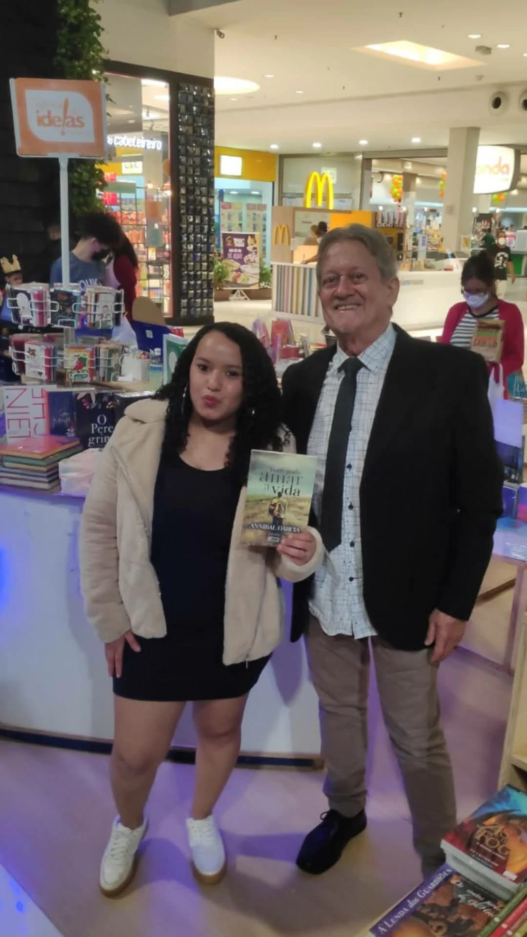 Leitor com o livro Você Pode Amar a Vida de Annibal Garcia - Registro 85
