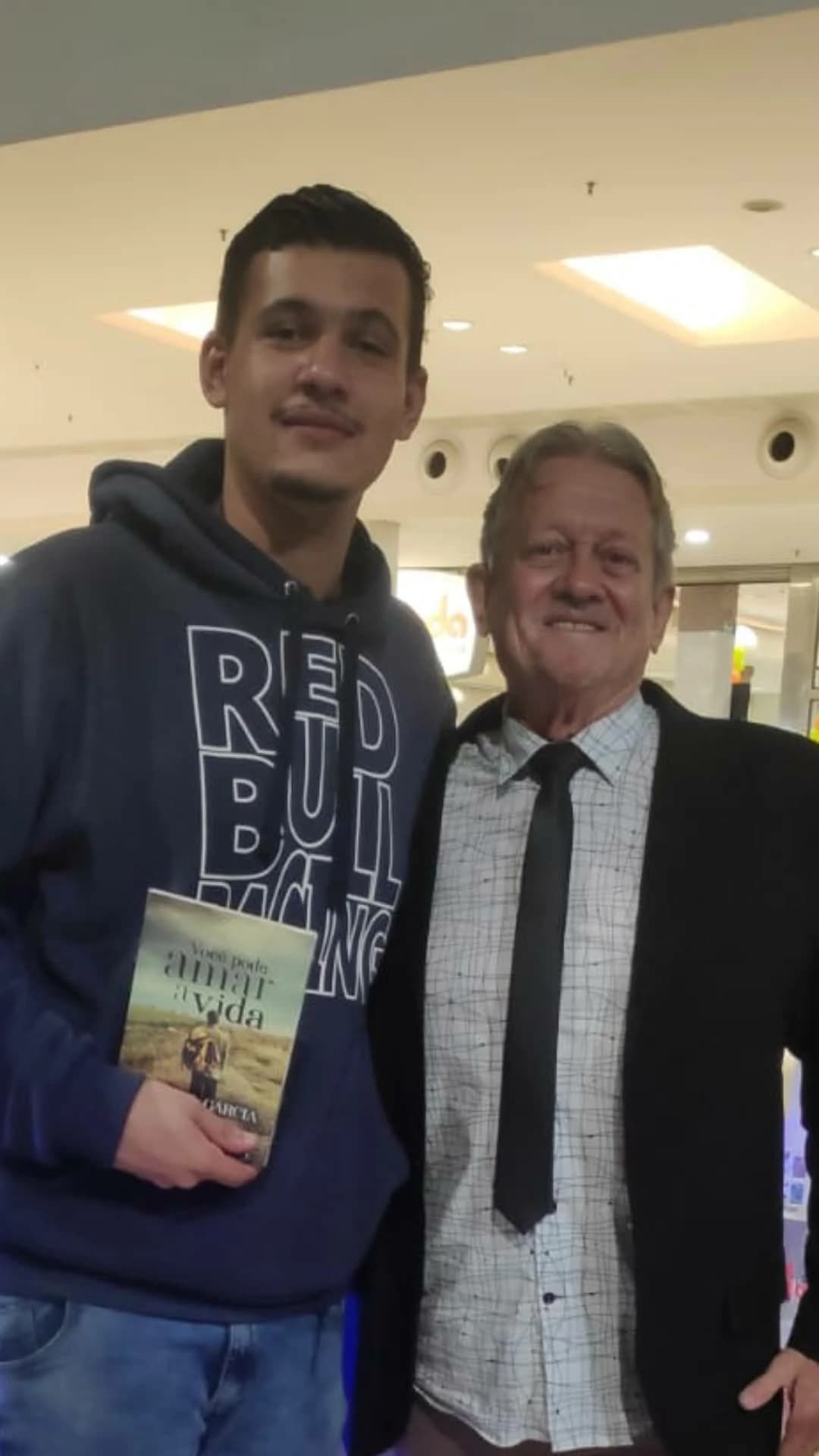 Leitor com o livro Você Pode Amar a Vida de Annibal Garcia - Registro 86