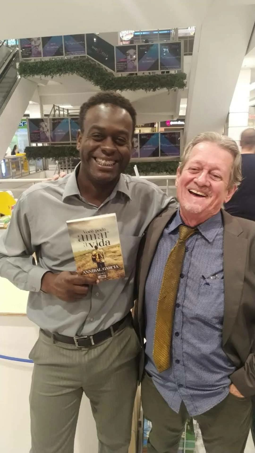 Leitor com o livro Você Pode Amar a Vida de Annibal Garcia - Registro 91