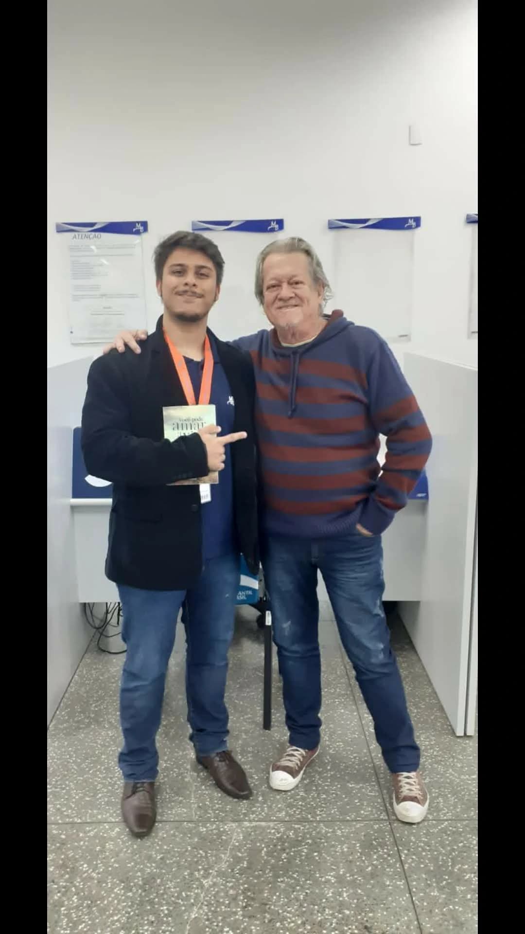 Leitor com o livro Você Pode Amar a Vida de Annibal Garcia - Registro 92