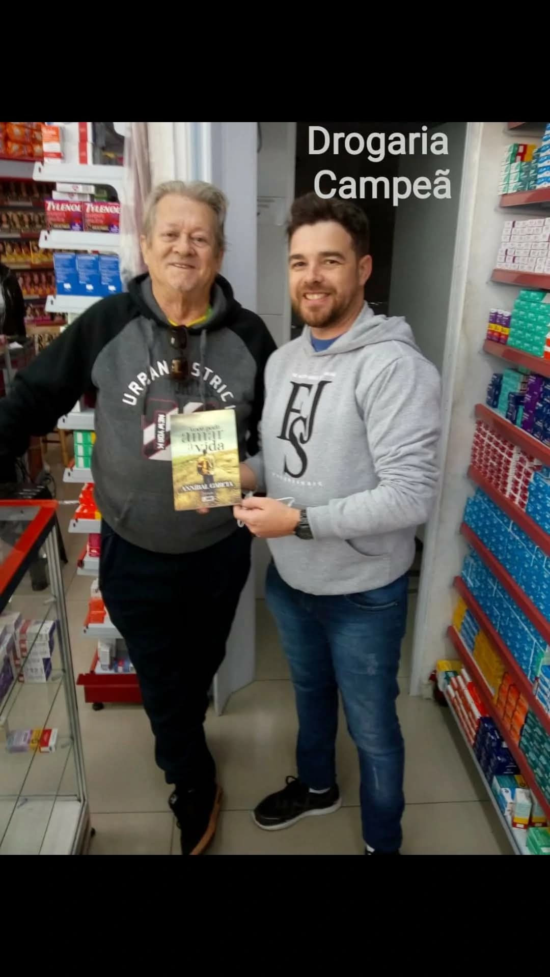 Leitor com o livro Você Pode Amar a Vida de Annibal Garcia - Registro 93