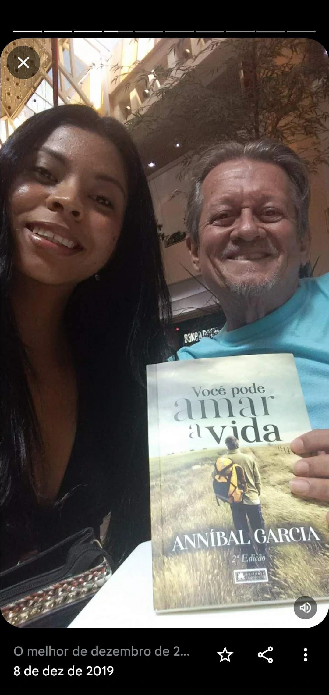Leitor com o livro Você Pode Amar a Vida de Annibal Garcia - Registro 95