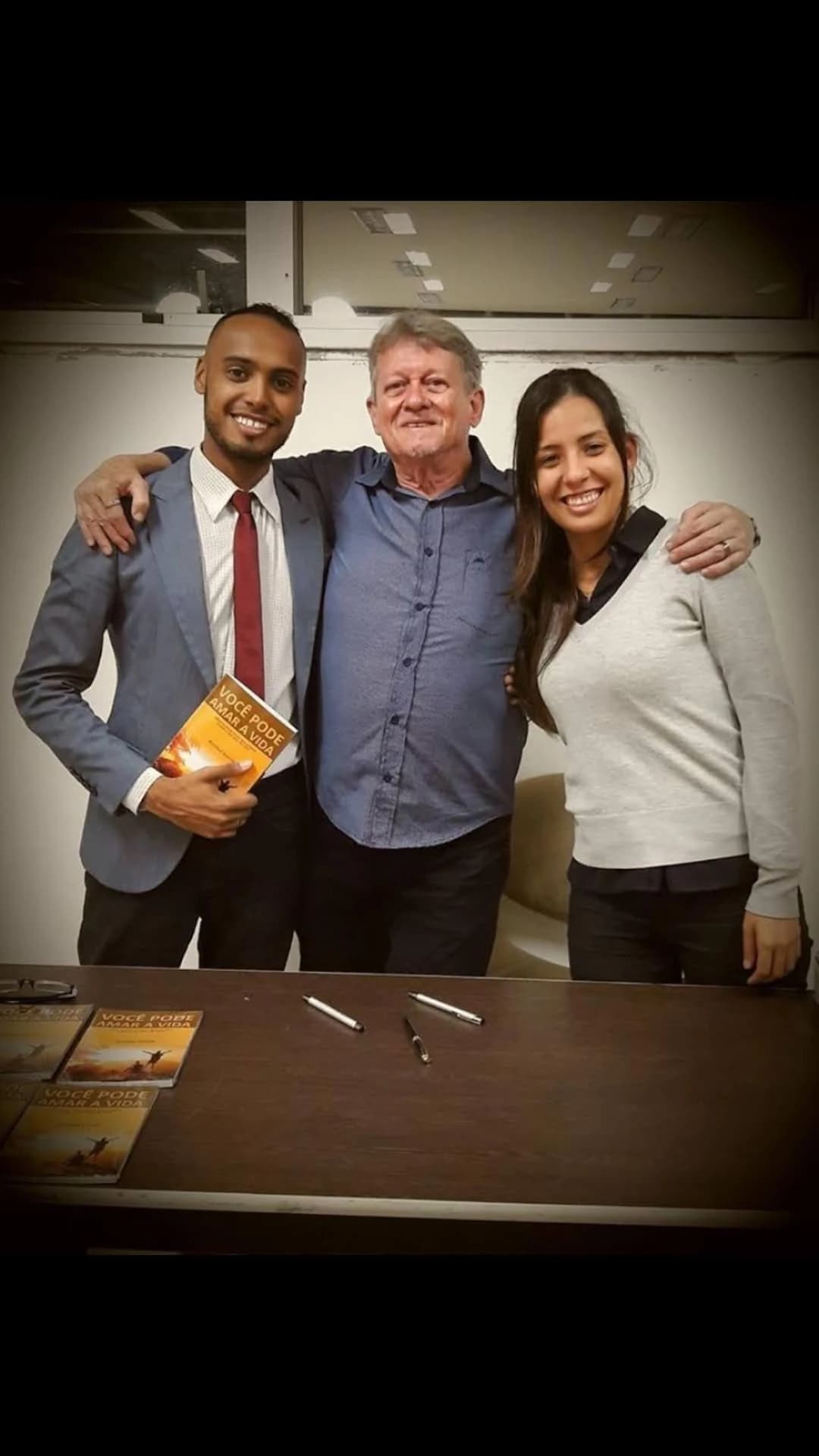 Leitor com o livro Você Pode Amar a Vida de Annibal Garcia - Registro 96