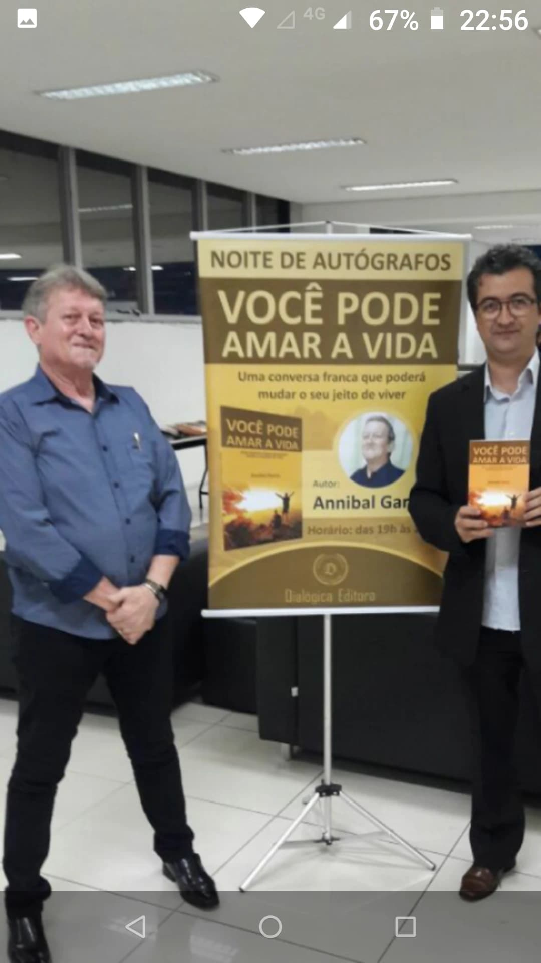 Leitor com o livro Você Pode Amar a Vida de Annibal Garcia - Registro 97