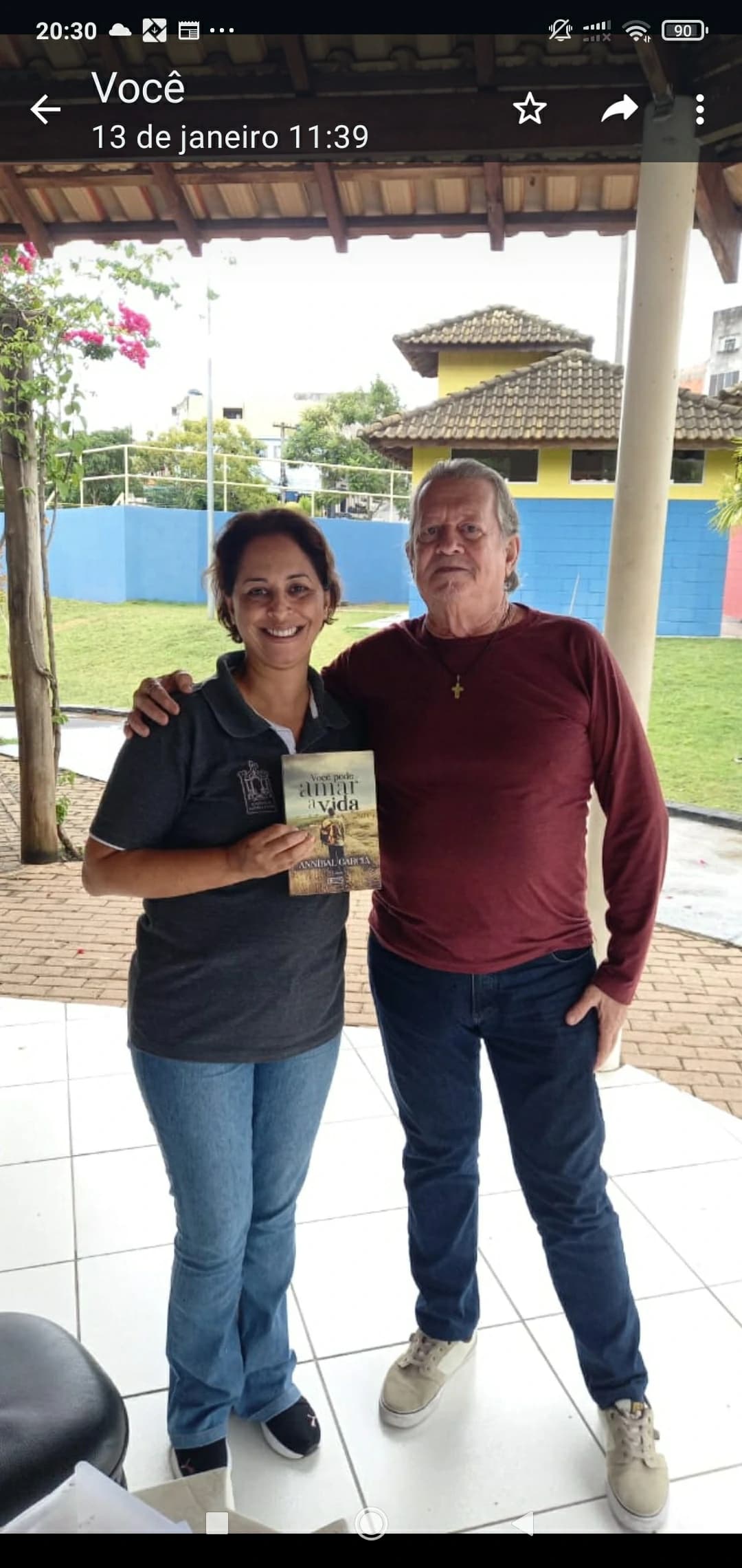 Leitor com o livro Você Pode Amar a Vida de Annibal Garcia - Registro 99