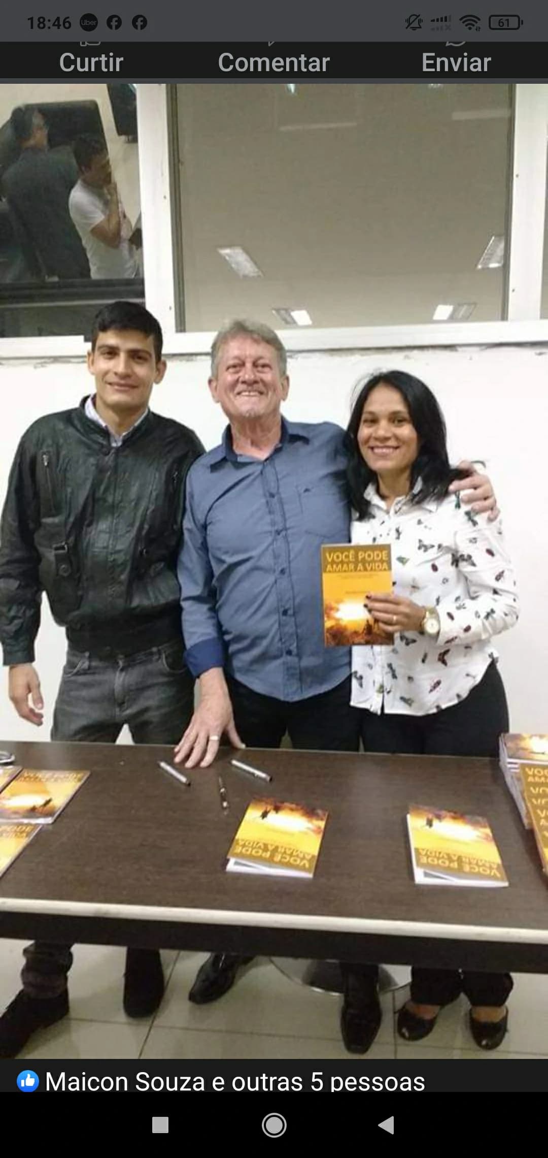Leitor com o livro Você Pode Amar a Vida de Annibal Garcia - Registro 101
