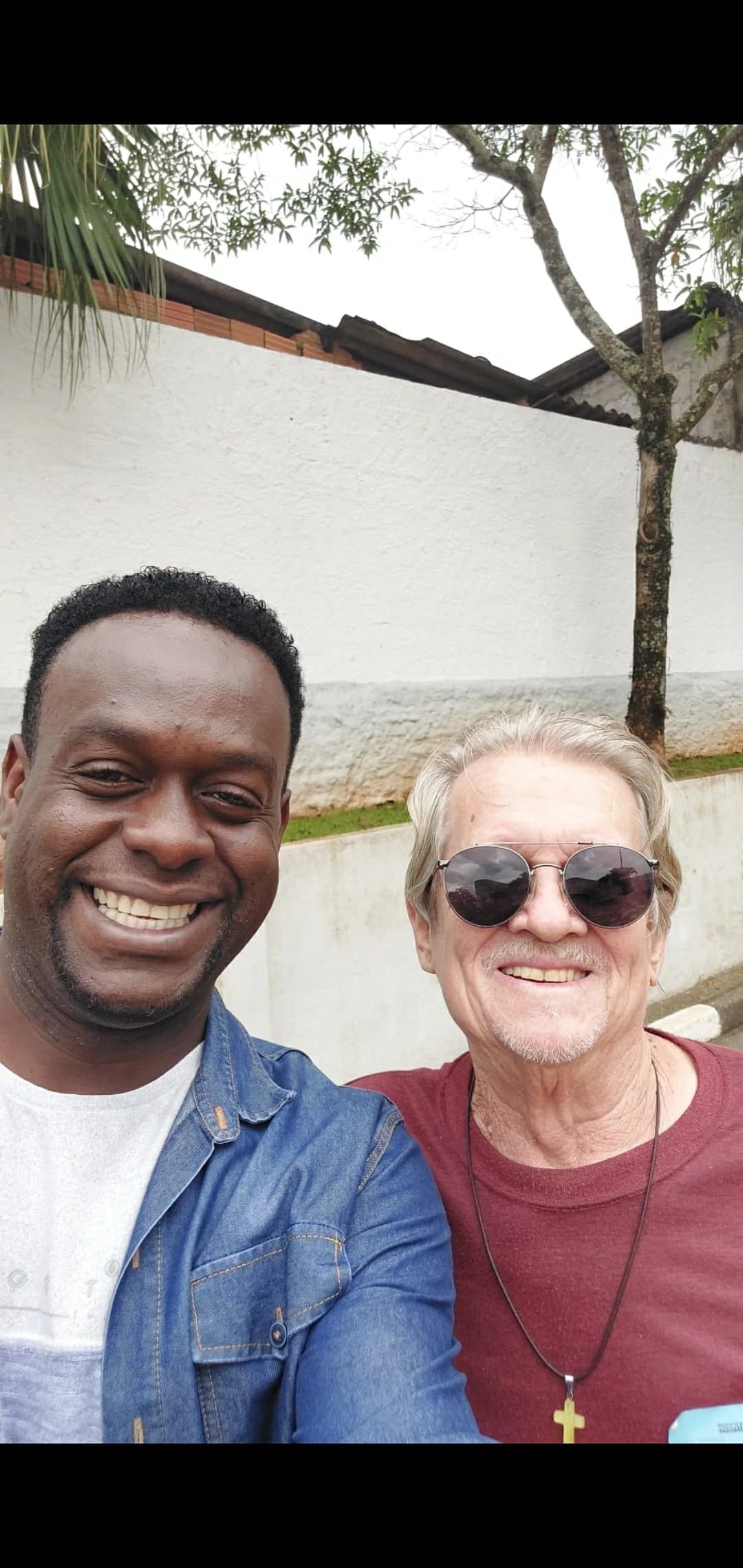 Leitor com o livro Você Pode Amar a Vida de Annibal Garcia - Registro 102