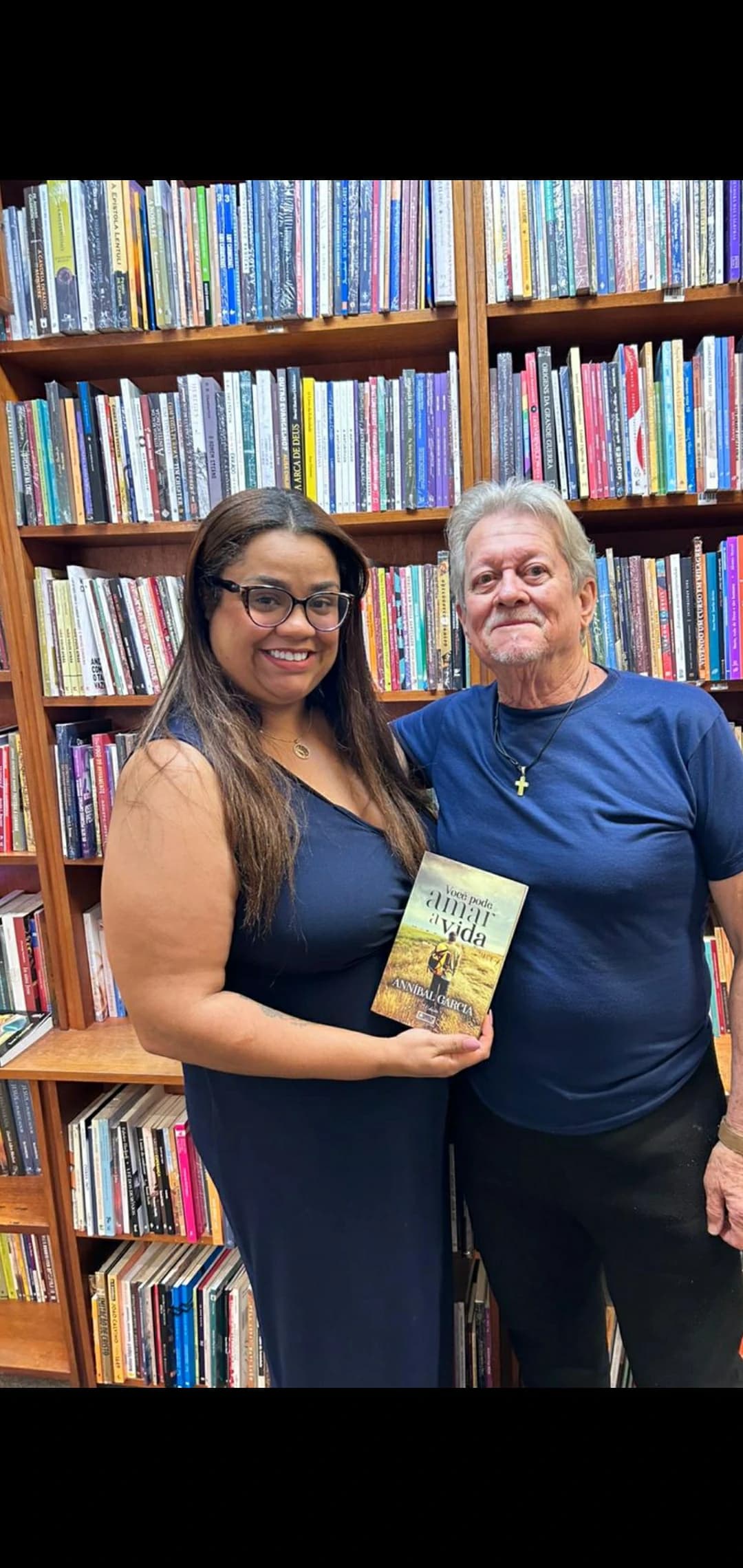 Leitor com o livro Você Pode Amar a Vida de Annibal Garcia - Registro 104